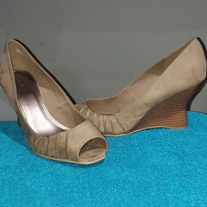 Fioni Size 10w Peep Tow Wedges
